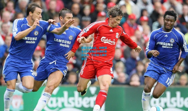 安菲尔德永念，利物浦女足前主帅比尔德的最后告别，六百余人雨中送行